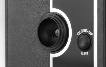 Fast Focusing
Shooting a subject over 1m away? You don&rsquo;t have to do a thing to focus. Want to shoot closer than 1m? Just hold down the close-up button on the front of the camera and you can focus up to 0.6m.