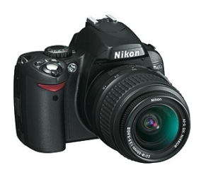 Nikon D40 (6.1 Megapixel) Digital SLR Camera with 18-135mm f/3.5-5.6G ED AF-S DX Zoom-Nikkor Lens